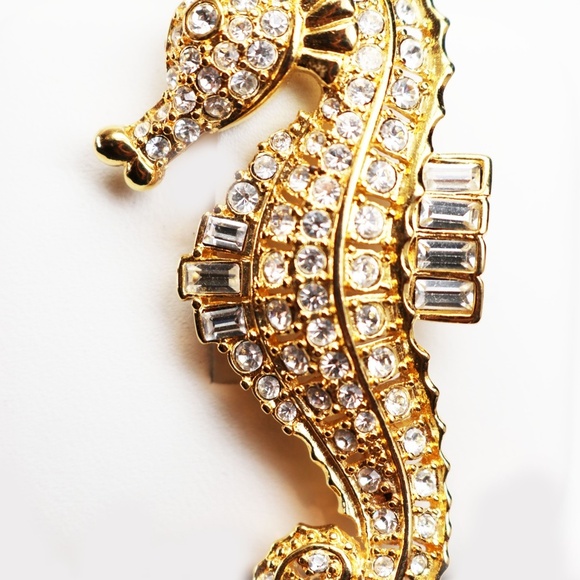 HOST PICK! 🎉 Sparkling Vintage NOLAN MILLER Seahorse Brooch - Picture 11 of 15